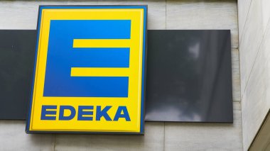   Berlin, Almanya 28 Mayıs 2022: Berlin 'deki bir şubede Alman gıda indirimcisi Edeka' nın aydınlatılmış işareti                             