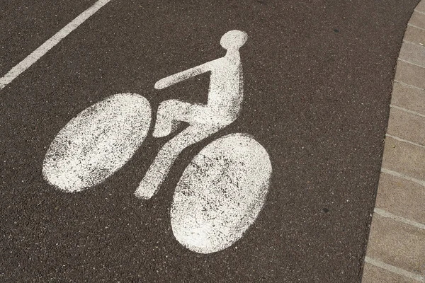 法国科尔马市中心一条自行车道上的标记 — 图库照片
