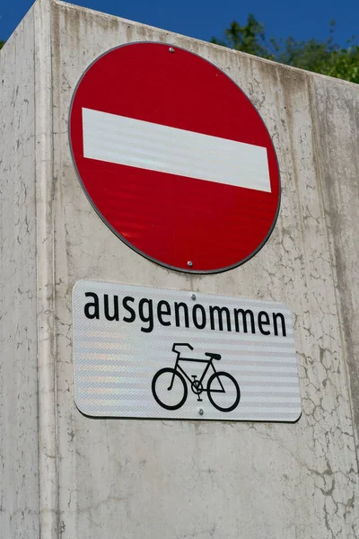 入り口は道路上の標識を禁止し ドイツ語の文字はファフラッド アウスゲンメンである 自転車が許される — ストック写真