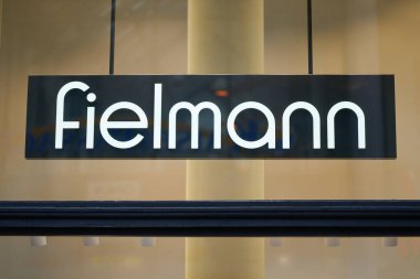 Goslar, Almanya 18 Şubat 2023: Alman gözlükçü Fielmann 'ın Almanya' nın Goslar kentindeki bir mağaza vitrinindeki aydınlatılmış reklamı                               