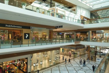   Bratislava, Slovakya 19 Haziran 2022: Slovakya başkenti Bratislava 'daki popüler alışveriş merkezi Aupark                             