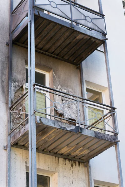 Poškozená Fasáda Obytné Budovy Požáru Balkóně Magdeburgu Německu — Stock fotografie