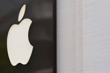     Viyana, Avusturya 20 Haziran 2022: Viyana şehir merkezindeki bir Apple mağazasının Apple şirket logosu ve sağ tarafında metin alanı                           