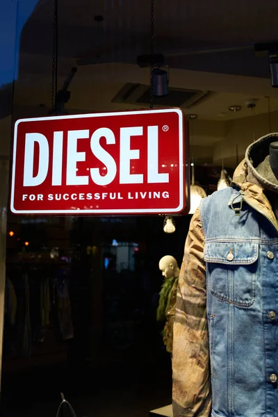 德国柏林 2022年9月9日 柏林一条购物街上时装品牌Diesel商店前的商店橱窗 — 图库照片