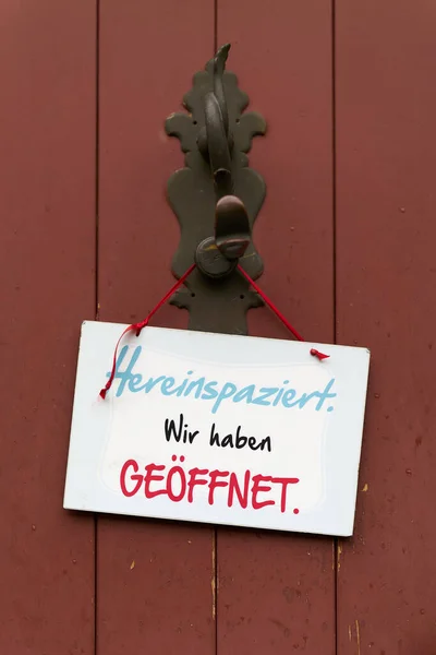 Přihlásit Vstupní Dveře Německým Nápisem Hereinspaziert Wir Haben Geffnet Překlad — Stock fotografie