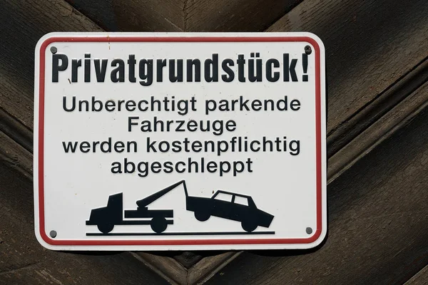 Zarejestruj Się Niemieckim Napisem Privatgrundstck Parkende Autos Werden Abgeschleppt Tłumaczenie — Zdjęcie stockowe