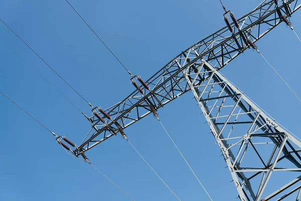 ドイツの電柱で長距離にわたって電力を供給 — ストック写真