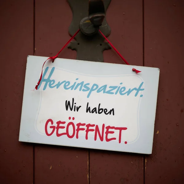 Podpisz Drzwiach Wejściowych Niemieckim Napisem Hereinspaziert Wir Haben Geffnet Tłumaczenie — Zdjęcie stockowe