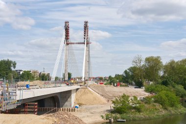    Magdeburg, Almanya 18 Mayıs 2023: Magdeburg kentindeki en büyük inşaat projesi olan Kaiser-Otto Köprüsü 'nün yeni inşaatı                            