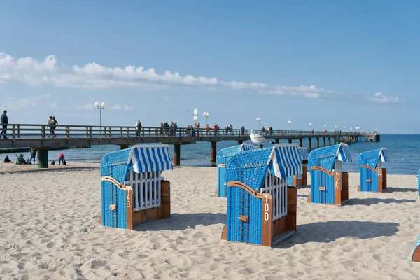 德国波罗的海沿岸的Kuehlungsborn海滩上的海滩椅子 在码头的后面 — 图库照片