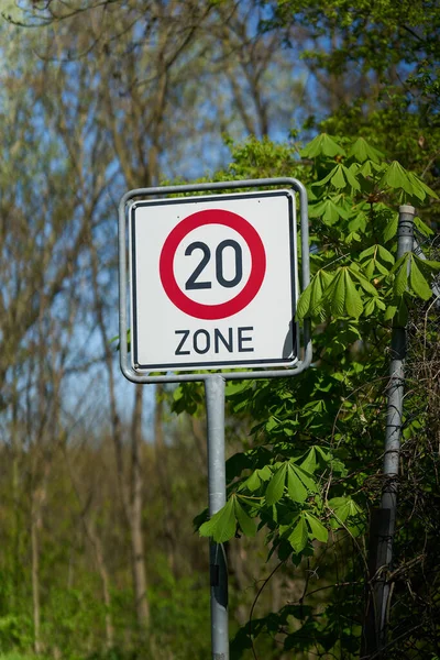 ドイツの森林道路での速度制限20Km — ストック写真
