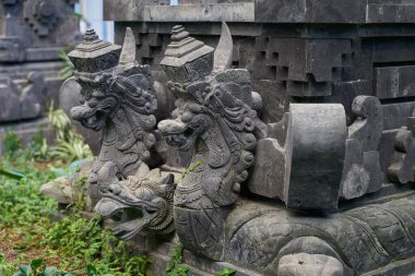   Ejderhaların bir Bali tapınağının ayrıntıları olarak betimlenmesi                             