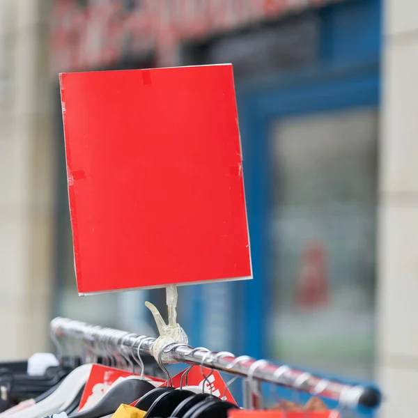 Panneau Vierge Rouge Vide Avec Espace Texte Devant Une Boutique — Photo