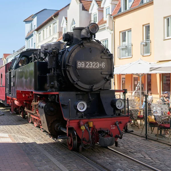 2023年5月25日ドイツ バート ドーベラン ドイツバルト海の旧市街を旅中の観光列車Molliの旅客列車 — ストック写真