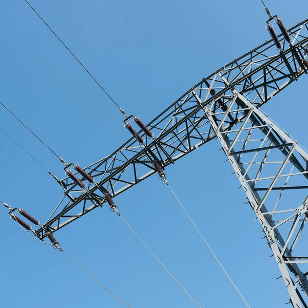 德国用于远距离导电的电线杆 — 图库照片
