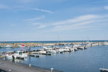  Kuehlungsborn, Almanya 22 Mayıs 2023: Baltık Denizi 'nin Alman kıyılarında Kuehlungsborn marinasında botlar                              