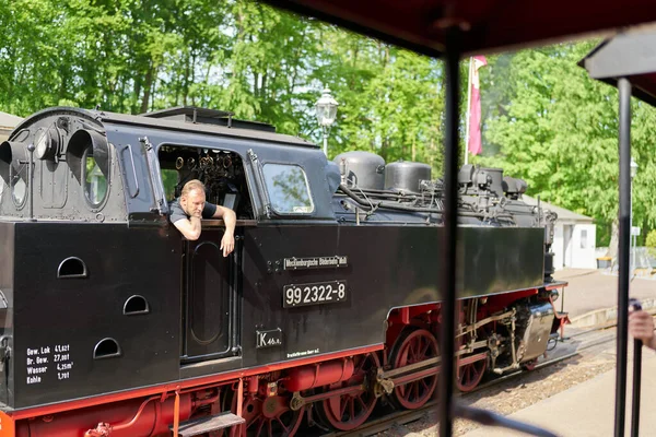 ハイリゲンダム ドイツ2023年5月22日 観光客と話すハイリゲンダム駅の蒸気機関車観光列車モリのストーカー — ストック写真