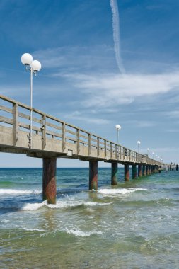     Alman Baltık Denizi kıyısındaki Kuehlungsborn adlı Baltık tatil beldesinin sahilindeki iskele.                           