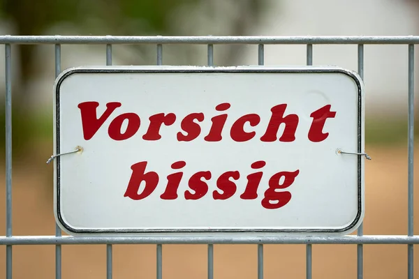 Assine Cerca Propriedade Privada Com Inscrição Alemã Vorsicht Bissig Tradução — Fotografia de Stock