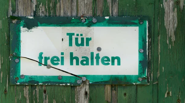 Assine Porta Garagem Com Inscrição Alemã Tuer Frei Halten Tradução — Fotografia de Stock