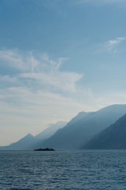  İtalya 'da Limone Sul Garda yakınlarında Garda Gölü' nün batı kıyısında dağlar. Üst kısımda metin boşluğu.                              