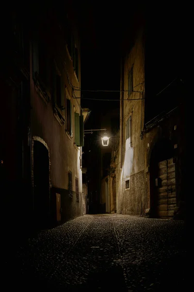 Romantikus Történelmi Óváros Malcesine Garda Olaszországban Keskeny Utcák Éjszaka Stock Fotó