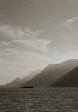  İtalya 'da Limone Sul Garda yakınlarında Garda Gölü' nün batı kıyısında dağlar                              