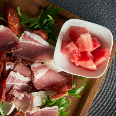   İtalya 'da bir restoranda jambon, salam, roket ve peynir ve bir kase kavunla...                             