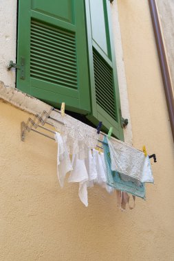İtalya 'daki Garda Gölü' ndeki Limone Sul Garda kasabasındaki bir evin camına çamaşır asmak.                               
