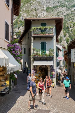 Limone Sul Garda, İtalya 31 Temmuz 2023: İtalya 'nın Garda Gölü' ndeki Limone Sul Garda kasabasında turistler                               