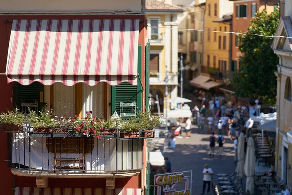 Malcesine Italien Juli 2023 Balkon Eines Hotels Der Altstadt Von lizenzfreie Stockfotos