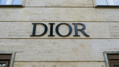 Berlin, Almanya 29 Mayıs 2023: Dior 'u Berlin' de popüler bir alışveriş caddesinde lüks tasarımcının bir mağazasının reklamı olarak kullanmak                               