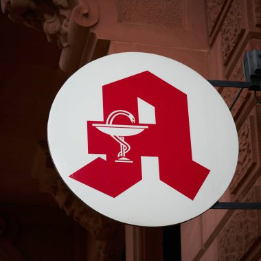 Wernigerode, Almanya 1 Temmuz 2023: Almanya 'nın tarihi Wernigerode kasabasındaki bir eczanenin aydınlatılmış reklamı                               