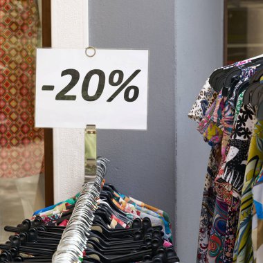  İtalya 'nın Riva del Garda kentindeki bir mağazada% 20' lik bir giyim indirimine dikkat edin.                              