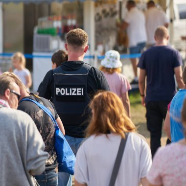 Almanya 'nın Havelberg kentinde düzenlenen geleneksel halk festivaline güvenlik önlemi olarak polis varlığı                               