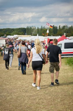 Havelberg, Almanya 2 Eylül 2023: İnsanlar Eylül 'de düzenlenen geleneksel halk festivaline, Almanya' nın Havelberg kentinde düzenlenen Pferdemark                               