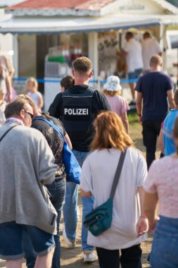  Havelberg, Almanya 2 Eylül 2023: Almanya 'nın Havelberg kentinde düzenlenen yıllık halk festivali Pferdemarkt' ta polis varlığı                              