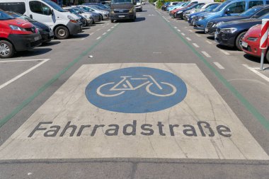 Berlin, Almanya 30 Mayıs 2023: Öncelikli bisiklet yolu, Berlin şehir merkezinde bisikletçiler için Fahrradstrasse. Çevirisi: Bisiklet yolu                                