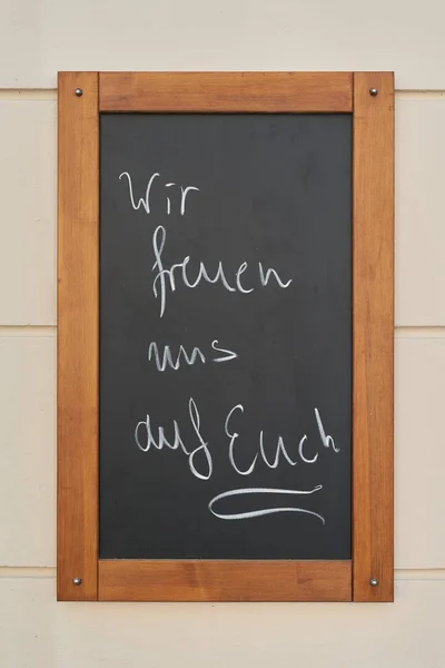 Zarejestruj Się Przed Restauracją Berlinie Niemieckim Napisem Wir Freuen Uns — Zdjęcie stockowe