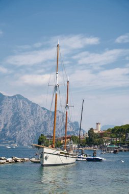  Malcesine, İtalya, 29 Temmuz 2023: İtalya 'da Malcesine yakınlarındaki Garda Gölü' nde turistlerle tekne gezisi. Arka planda Castello Scaligero, Scaliger Şatosu olan eski kasaba..                               