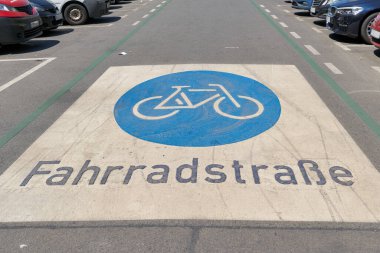    Öncelikli bisiklet yolu, Berlin şehir merkezindeki bisikletçiler için Fahrradstrasse. Çevirisi: Bisiklet yolu                            