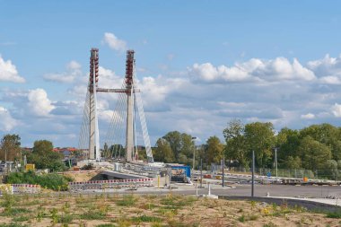  Magdeburg 'daki Kaiser-Otto köprüsünün inşaat sahasında. Köprünün yeni inşaatı şu anda kentteki en büyük ve en pahalı inşaat projesi..                              