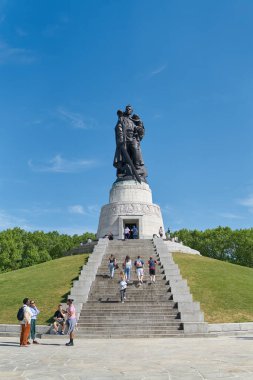   Berlin, Almanya 3 Haziran 2023: İkinci Dünya Savaşı 'nda Kızıl Ordu' nun askerlerini onurlandırmak için Berlin 'deki Sovyet Anıtı                             