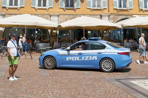 Riva del Garda, İtalya 3 Ağustos 2023: İtalya 'nın popüler tatil beldesi Riva del Garda' da halk güvenliği için polis mevcudiyeti                                