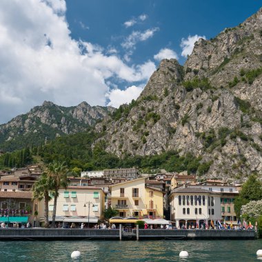   Limone Sul Garda, İtalya 31 Temmuz 2023: İtalya 'nın Garda Gölü' ndeki eski Limone Sul Garda kasabasının görüntüsü                             