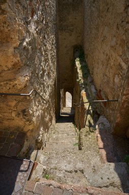  Limone Sul Garda 'nın tarihi merkezinin şehir duvarında Garda Gölü kıyısında eski merdivenler.                              
