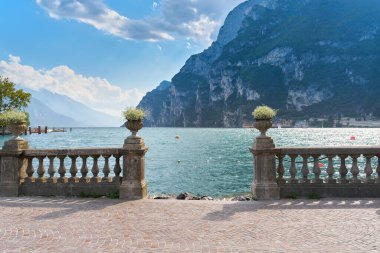  İtalya 'nın popüler tatil beldesi Riva del Garda' da Garda Gölü manzaralı rıhtım yürüyüşü                             