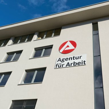 Magdeburg, Almanya 21 Ekim 2023: Almanya 'da Magdeburg' da Agentur kürk Arbeit adlı iş bulma kurumunun arkasındaki ofislerle cepheye                               