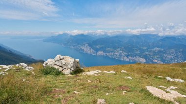 Monte Baldo 'nun zirvesinden Malcesine yakınlarındaki Garda Gölü' nün mavi sularına nefes kesici bir manzara.                               