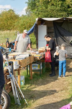   Havelberg, Almanya 2 Eylül 2023: Almanya 'da Havelberg' de yıllık at pazarının kenarındaki geleneksel bit pazarı                             